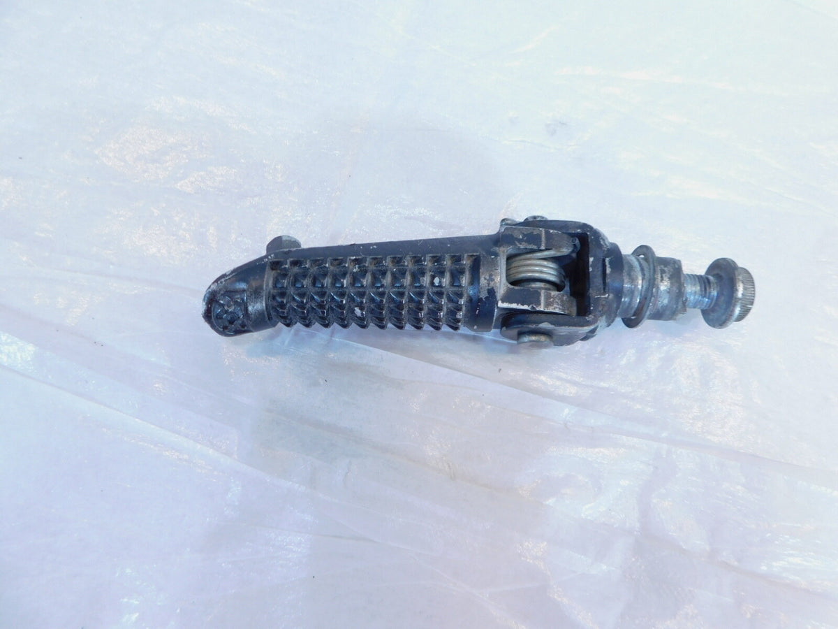Suzuki GSXR600 GSXR750 GSXR1000 Right Foot Rest Peg Footrest Footpeg & Mount - C3 Cycle