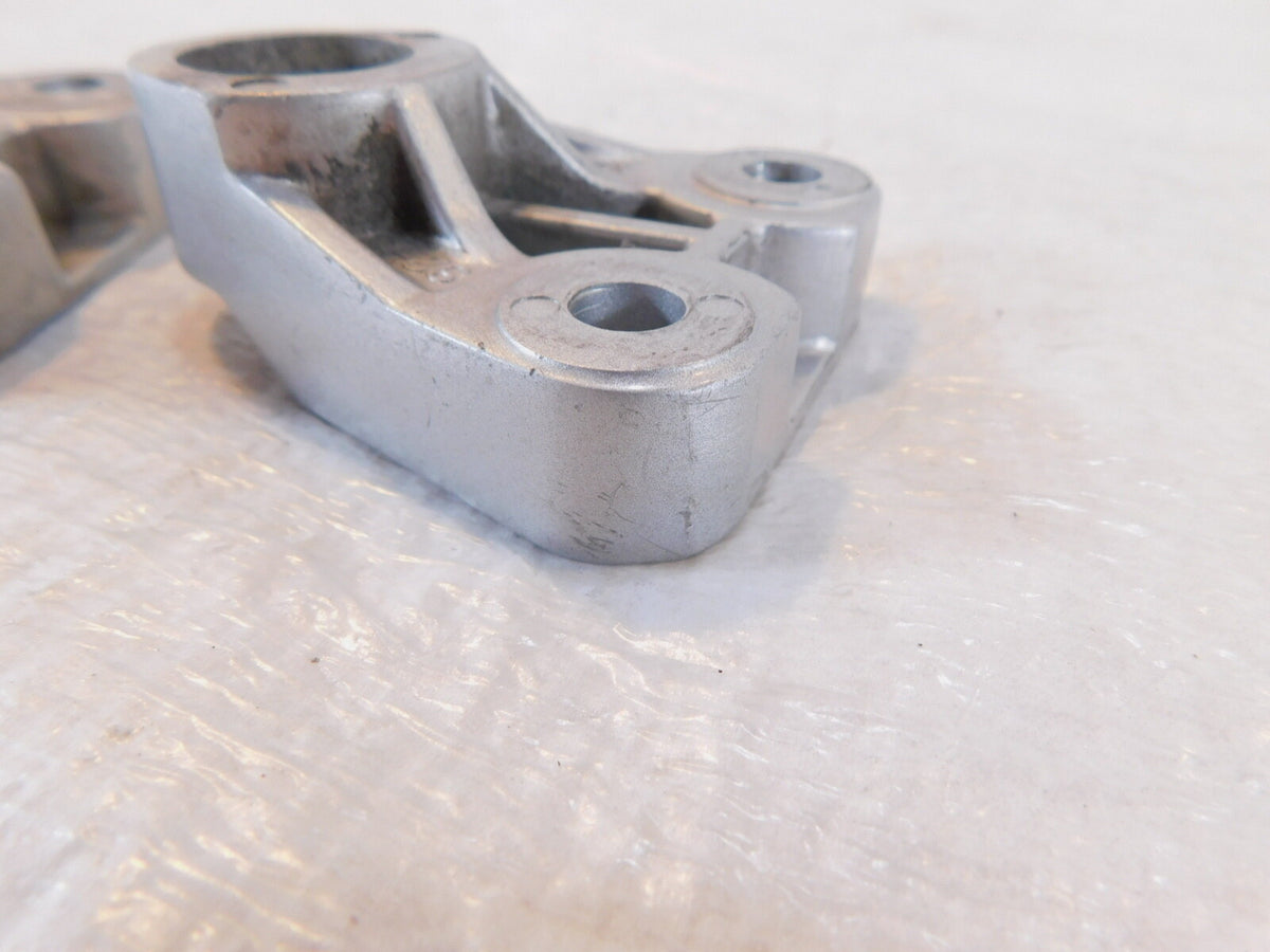 Yamaha FZR600R Front Left & Right Footrest Footpeg Foot Peg Bar Mount BRackets