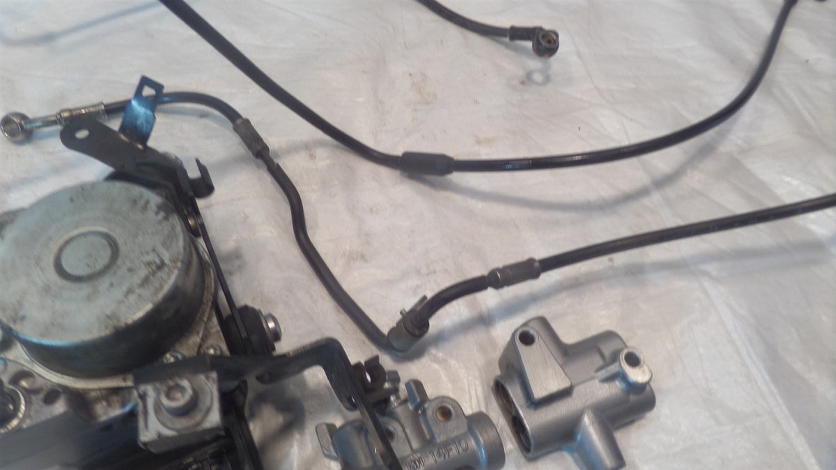 2013-2016 Triumph Trophy SE 1215 ABS Modulator Pump & Brake Pipe Line System - C3 Cycle