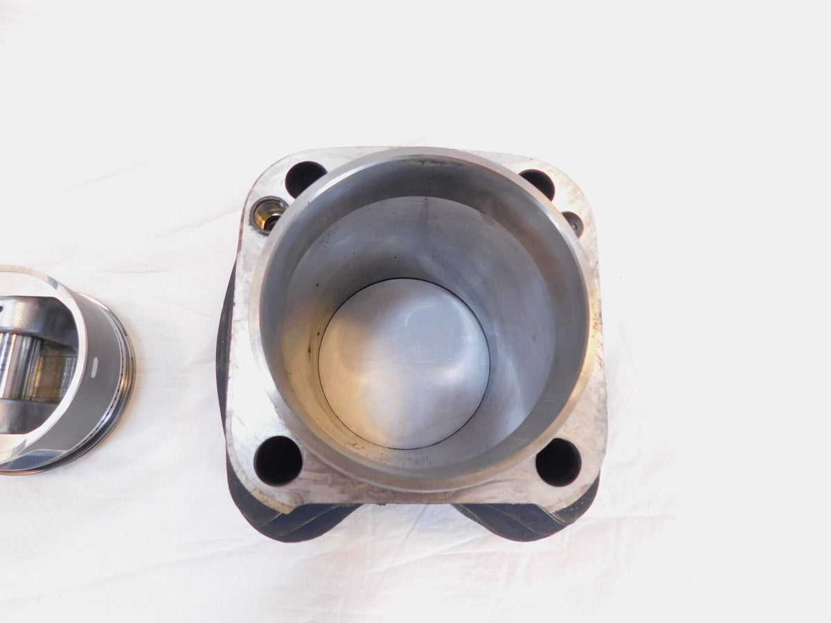 Harley Davidson Twin Cam Touring Dyna & Softail Engine Pistons & Black Cylinders
