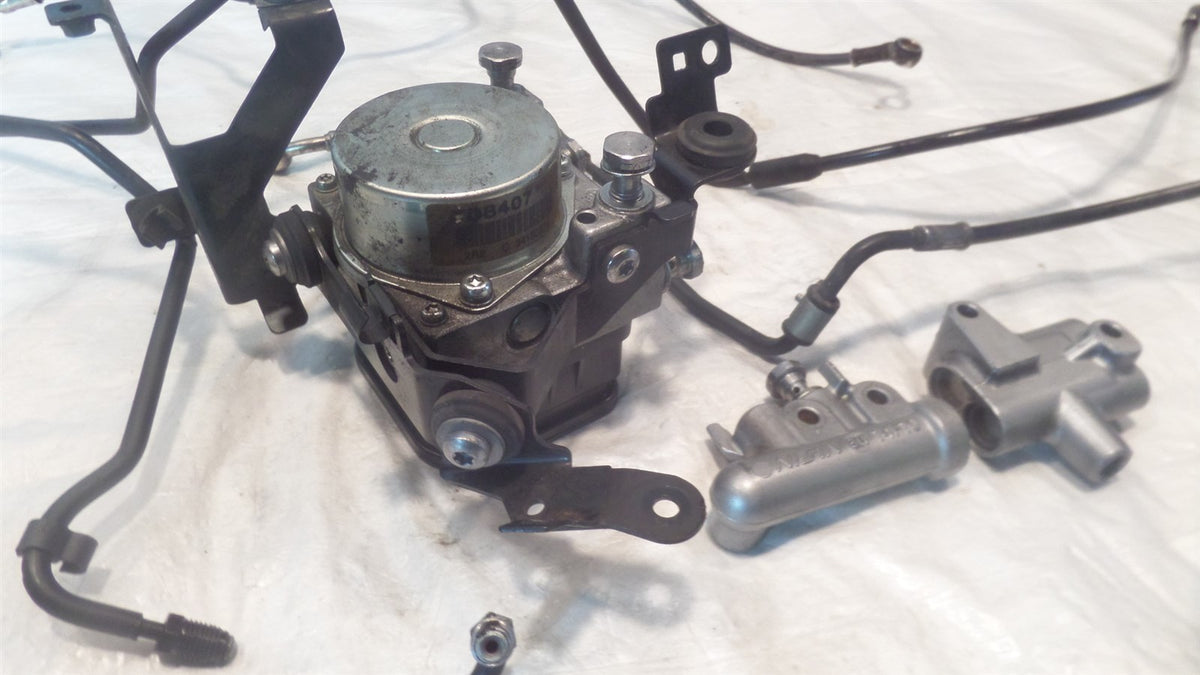2013-2016 Triumph Trophy SE 1215 ABS Modulator Pump & Brake Pipe Line System - C3 Cycle