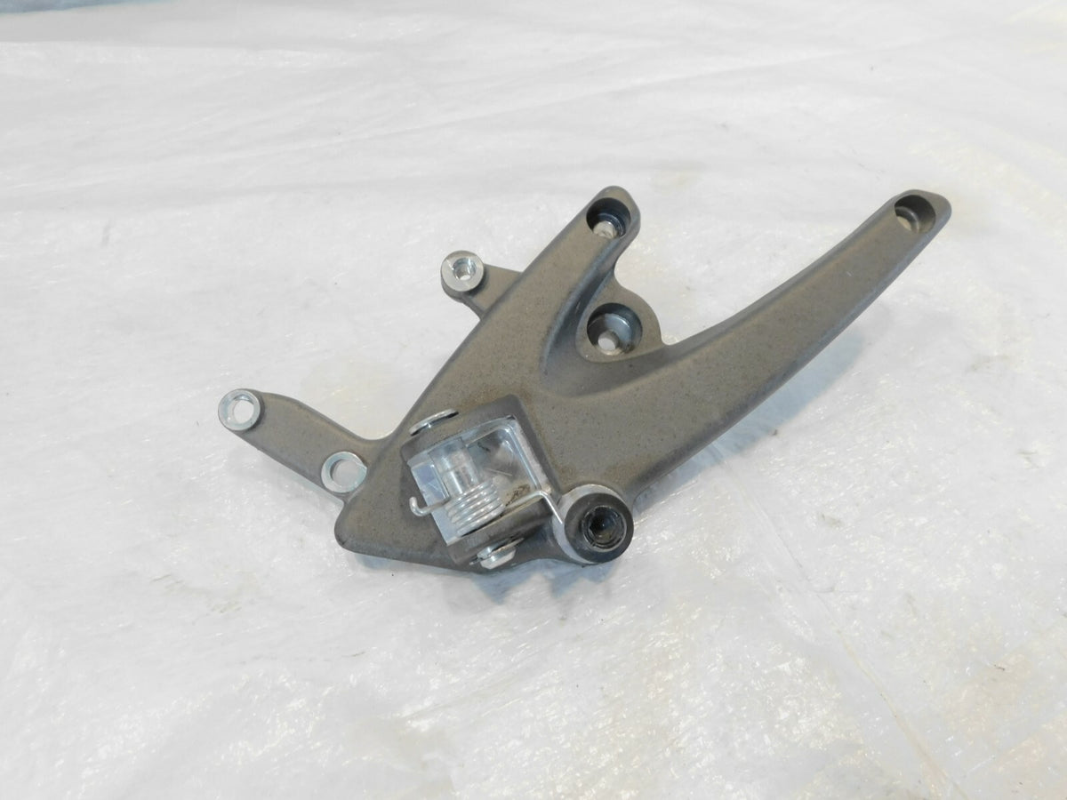 2008 08 Buell 1125 1125R Right Front Rider Peg Footpeg Footrest & Mount Bracket - C3 Cycle