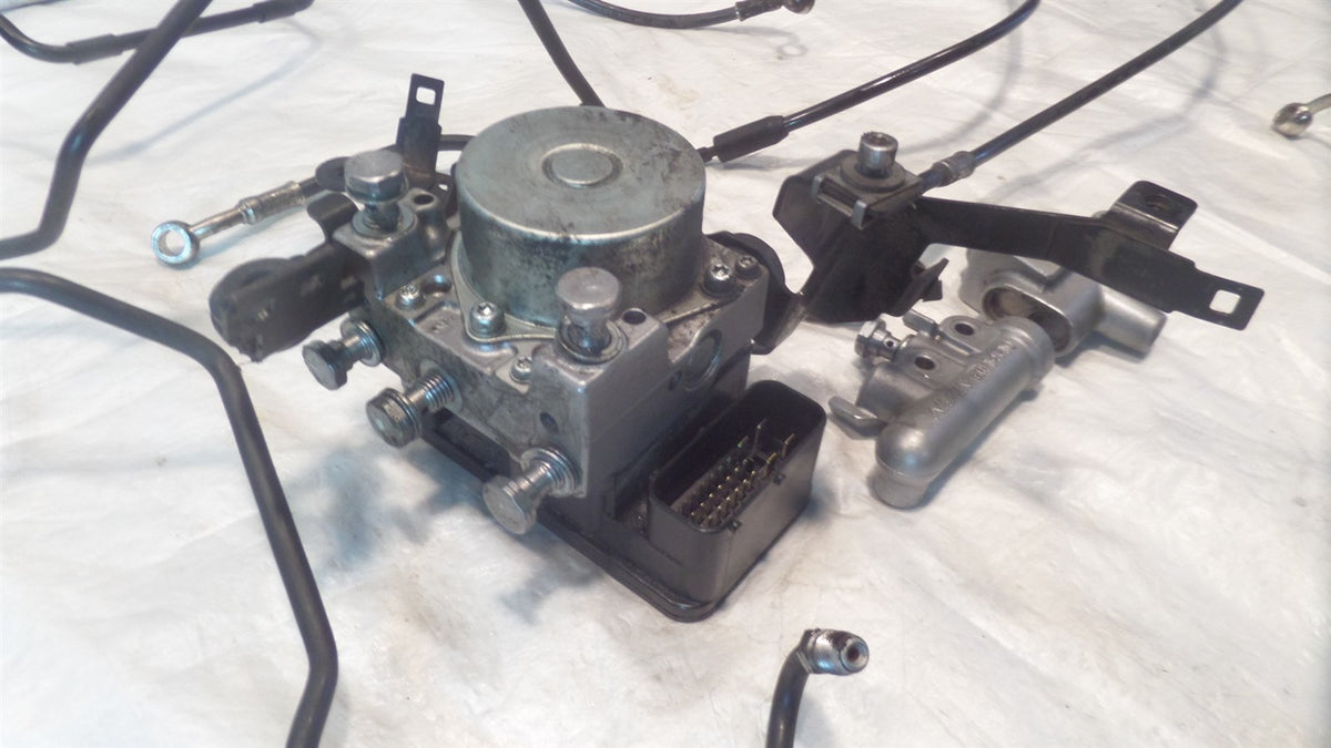 2013-2016 Triumph Trophy SE 1215 ABS Modulator Pump & Brake Pipe Line System - C3 Cycle