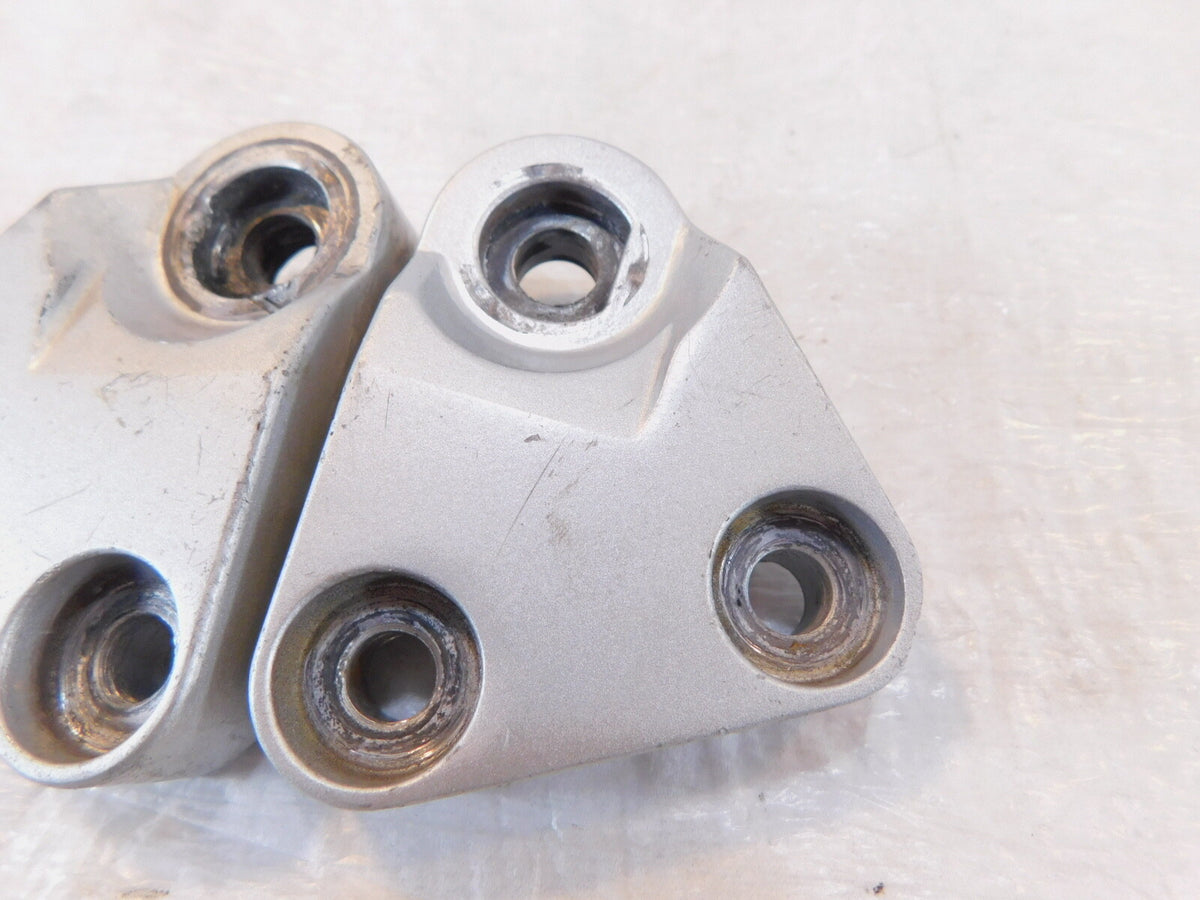 Yamaha FZR600R Front Left & Right Footrest Footpeg Foot Peg Bar Mount BRackets