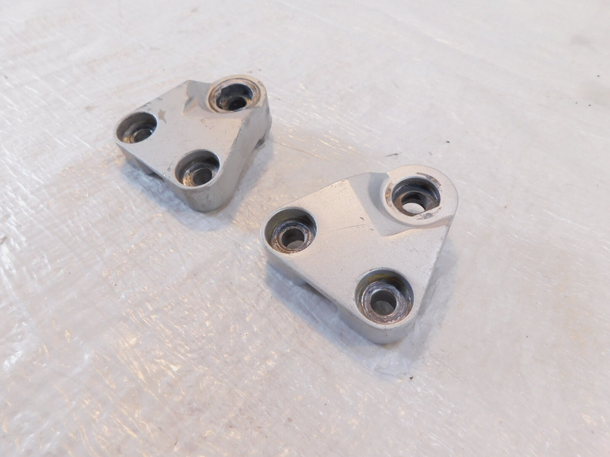 Yamaha FZR600R Front Left & Right Footrest Footpeg Foot Peg Bar Mount BRackets